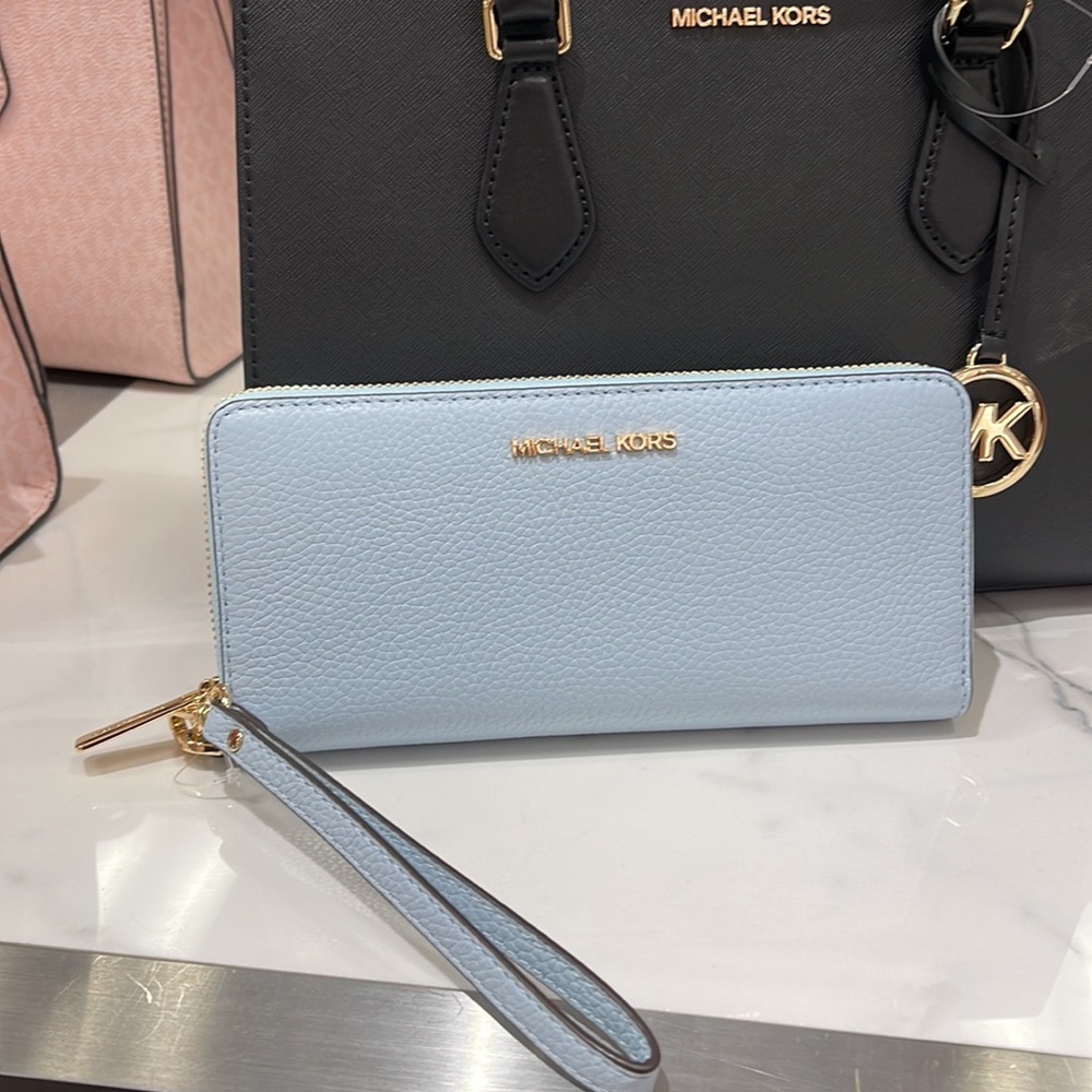 MICHAEL KORS LARGE TRAVEL CONTINENTAL WRISTLET WALLET PHONEHOLDER
Vista Blue - Picture 4 of 16